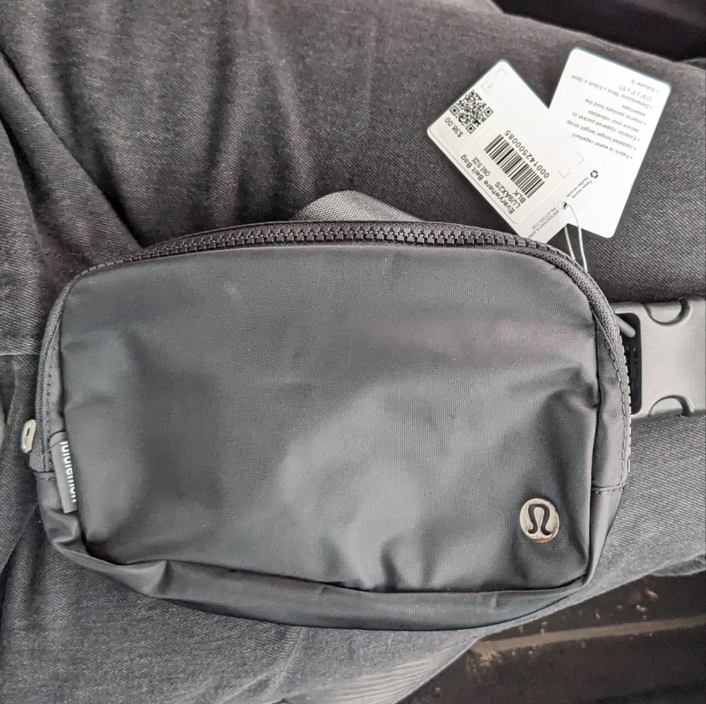 Lululemon Everywhere Crossbody bag